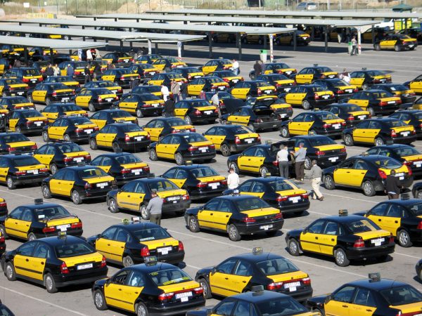 Taxis en la T-2 del Aeropuerto de Barcelona