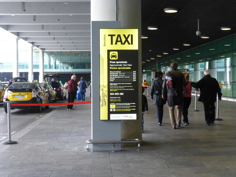 Сколько стоит такси аэропорт шереметьево. Такси в аэропорту Барселоны. Таксисты в аэропорту. Такси в аэропорт. Стойка такси в аэропорту Сочи.