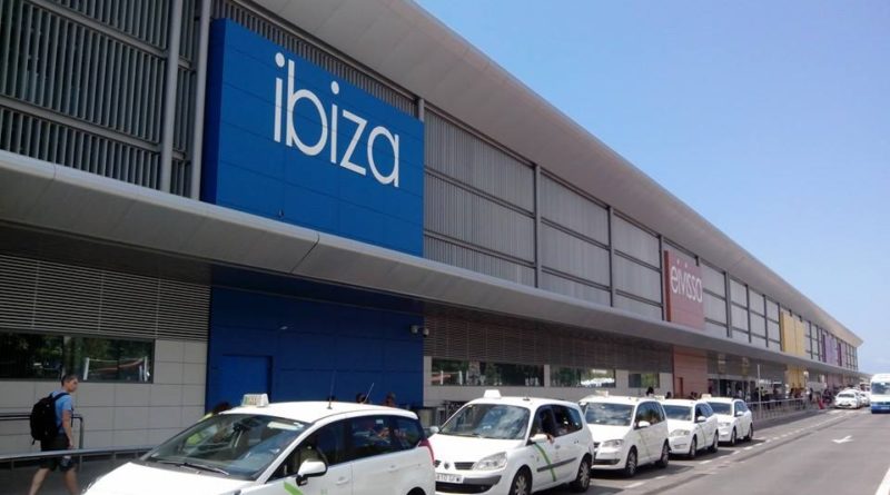 Fulminante despido de un portero de una discoteca de Ibiza por conseguir taxis pirata