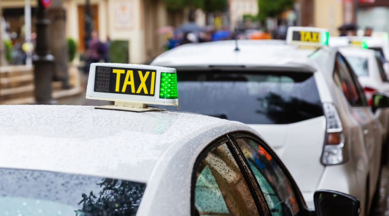 Los taxis de Sevilla no tendrán que realizar descansos forzosos las tardes y noches del resto del verano