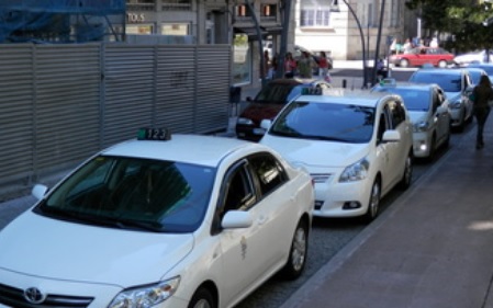 Una taxista de Ourense recibe una paliza de un atracador que logró robarle 200 euros