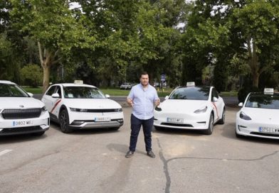 “Sólo en gasolina ahorro unos 7.000 euros al año”: tres taxistas nos cuentan su experiencia con un taxi eléctrico