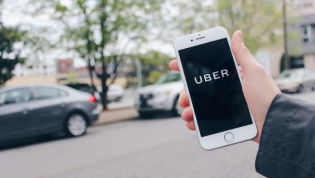 Taxis vs Uber en París: el juicio por competencia desleal se realizará en octubre