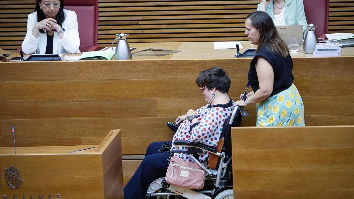 La diputada socialista Laura Soler durante una votación en las Corts Valencianes.