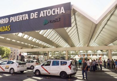 Los taxis ‘tironeros’ de Madrid que revientan Atocha, Chamartín y Barajas: multas y peleas entre compañeros