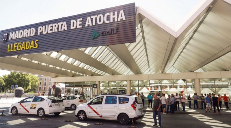 Los taxis ‘tironeros’ de Madrid que revientan Atocha, Chamartín y Barajas: multas y peleas entre compañeros