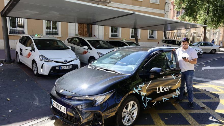 Uno vehículo de Uber, ayer frente a la parada de taxis de El Carmen.  | JUAN CARLOS CAVAL