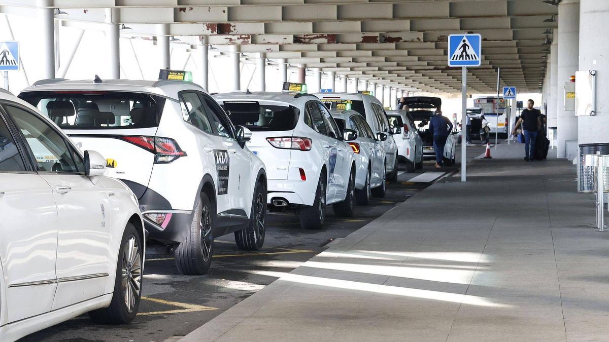 Parada de taxis en el área de llegadas del Aeropuerto de Santiago - Rosalía de Castro