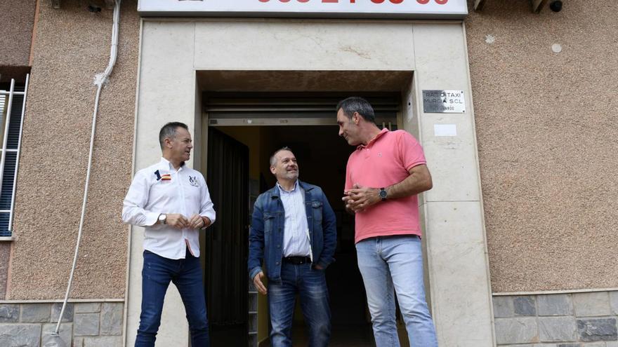 El presidente de Radio Taxi Murcia, Fabio García, junto al abogado Valentín Fernández.