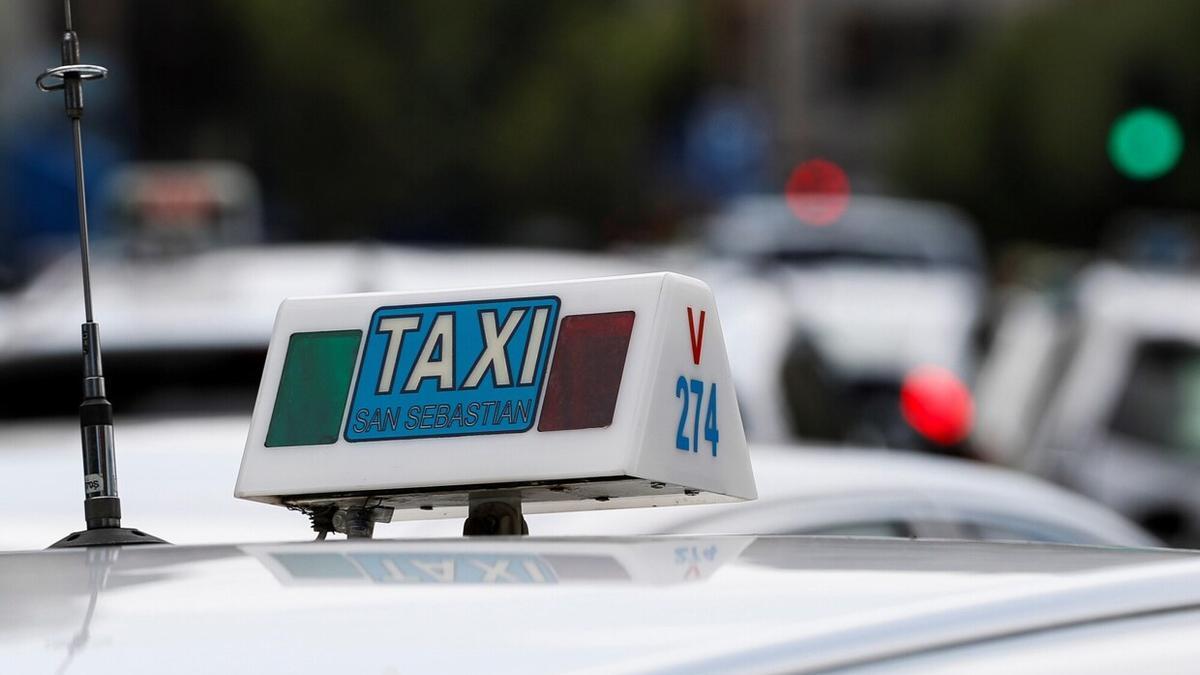 Imagen de un taxi en Donostia / Javier Etxezarreta