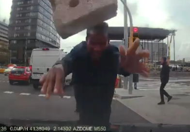 Trenquen d’una pedrada la lluna davantera d’un taxi a Barcelona