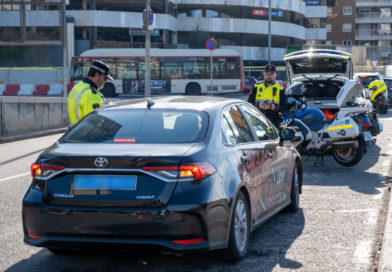 Dispositiu de control de vehicles de fins a nou places amb conductor (VTC)