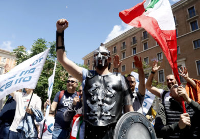 Hay demasiados coches de la NCC (VTC) y carritos de golf en las calles de Roma; los taxistas se preparan para protestar en la colina Capitolina.